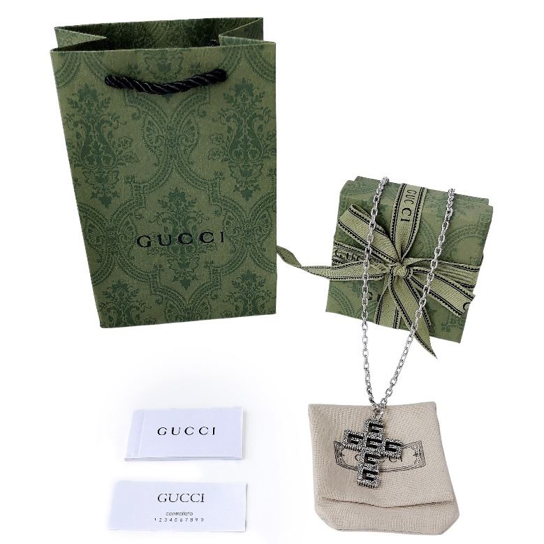 G*u*i necklaces